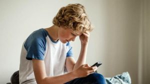 تأثیر اعتیاد به گوشی بر روابط اجتماعی