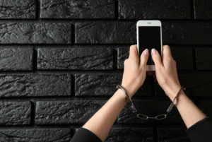 سوالات متداول درباره اعتیاد نوجوانان به تلفن همراه